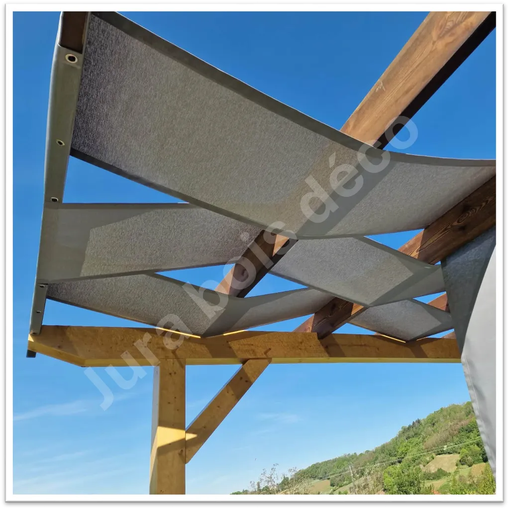 Pergola pose des tissus.webp