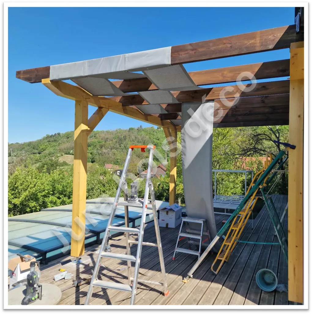 Pergola vue de côté pose tissus.webp